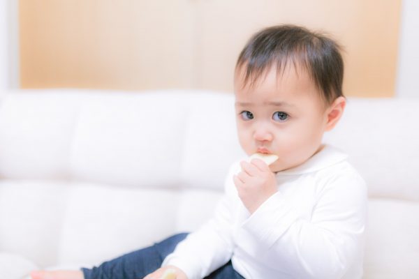 お菓子を食べる赤ちゃん