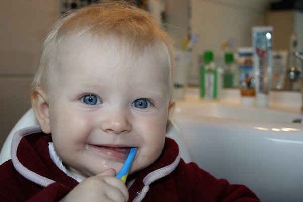 歯ブラシを持つ子ども