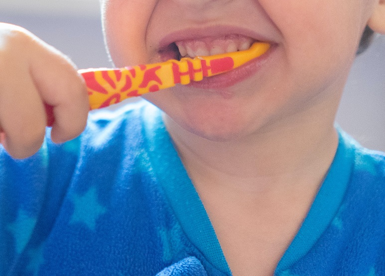 子どもの出っ歯を毎日の歯磨きで観察するイメージ