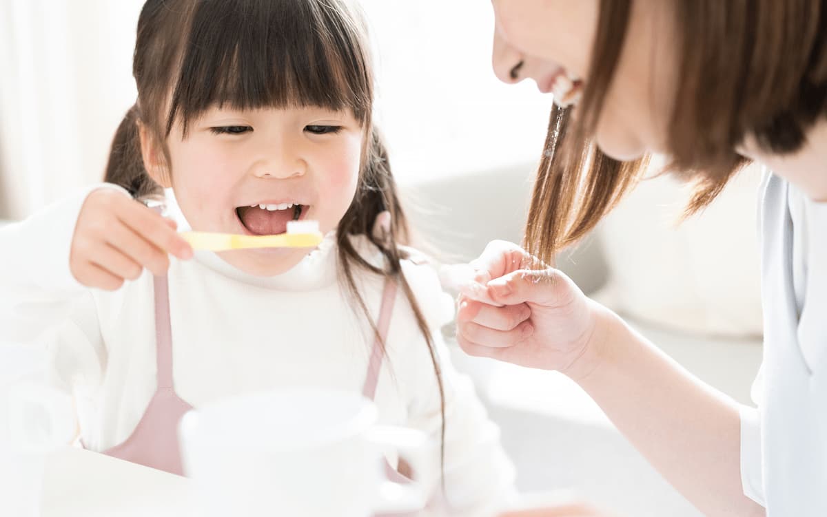 歯磨きをする親子