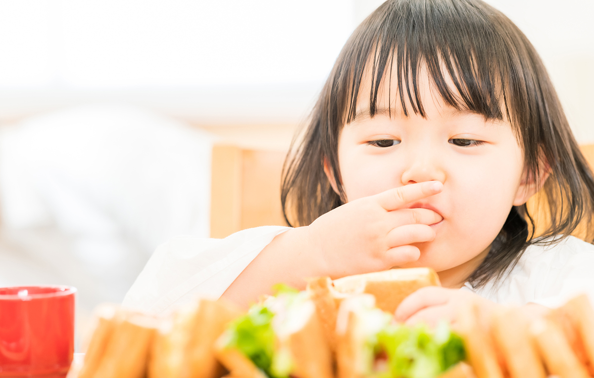 食事する子ども