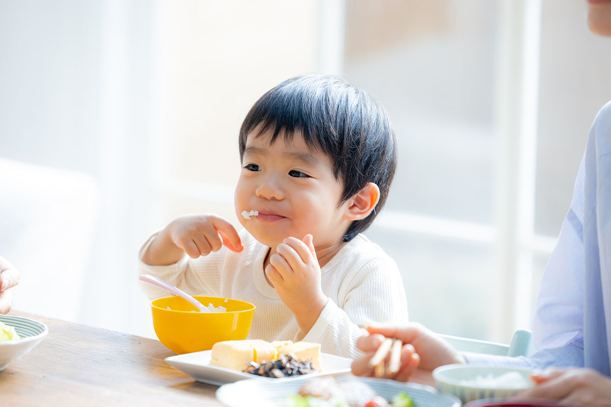 食事する子ども